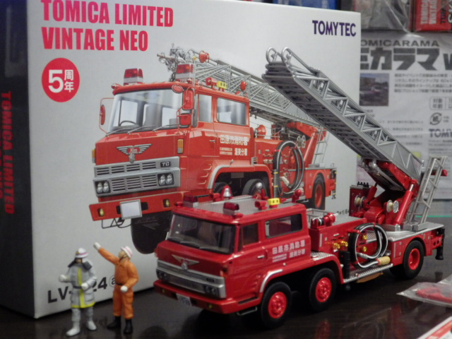 権利表記トミカリミテッドヴィンテージNEO 1/64 TLV-N24a 日野 TC343型 はしご付消防車 80年式 田原市消防本部(レッド) 完成品 ミニカー(222149) TOMYTEC(トミーテック)