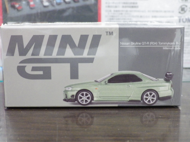 ミニカーショップグローバル - 1/64 MINI GT 697 日産 スカイライン GT-R (R34) トミーカイラ R-z ミレニアムジェイド 【 右ハンドル仕様】